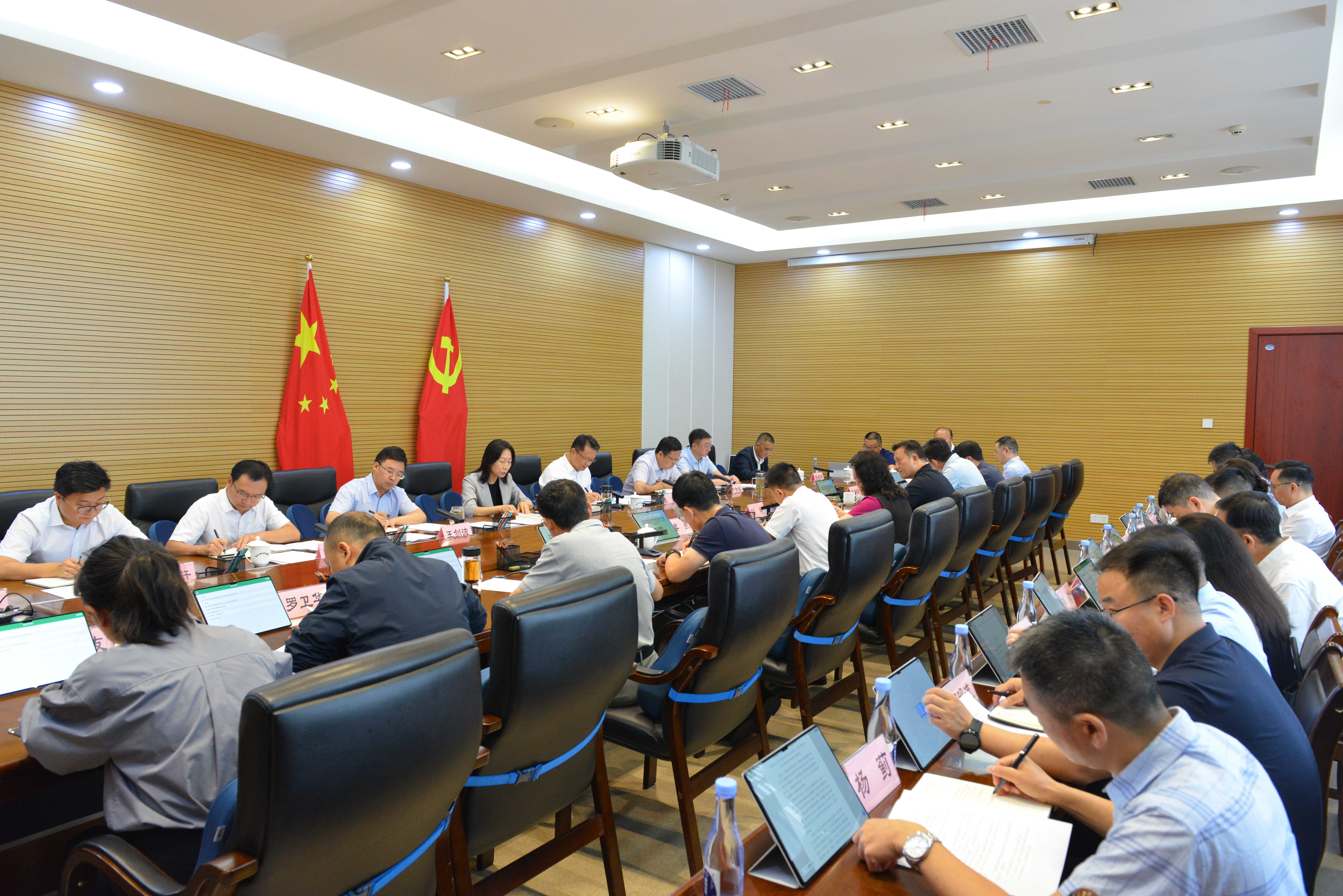  bwin·必赢中国官网党委理论学习中心组举行集中学习研讨会
